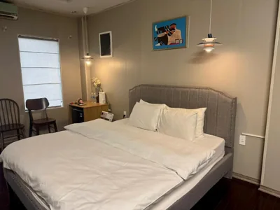 Kamer met kingsize bed en balkon — Skylux Hanoi Homestay
